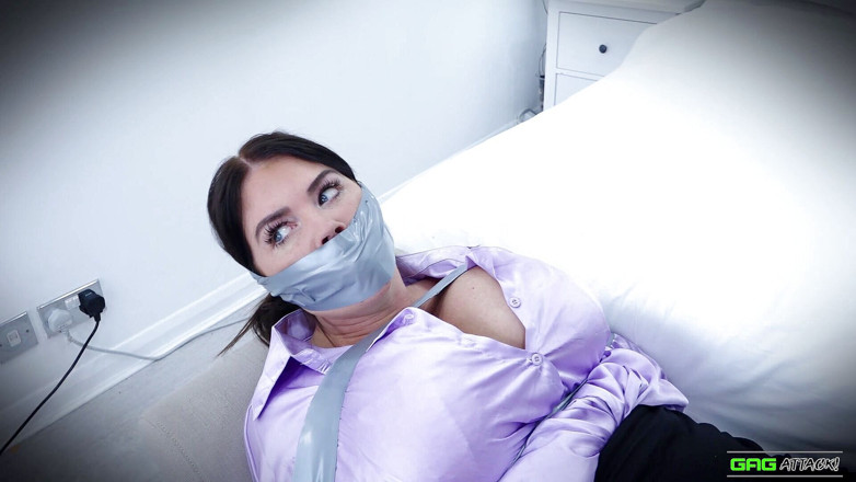 Gag Attack: Секретарша Terri в бондаже с клейкой лентой