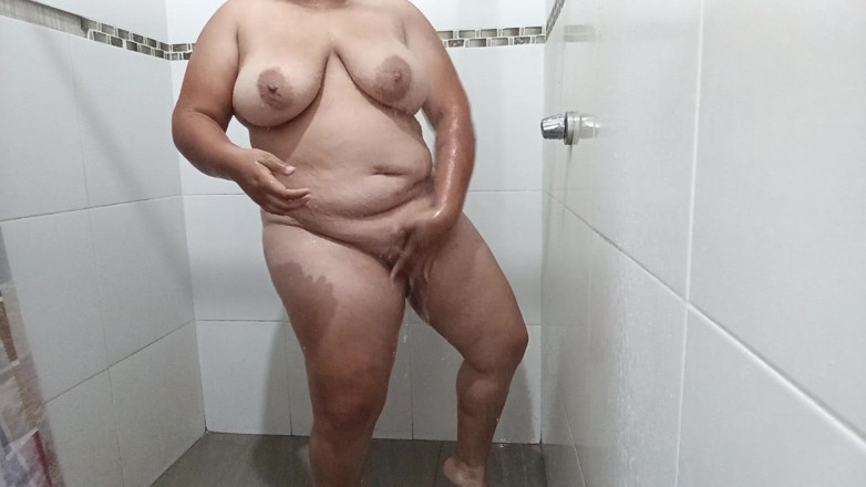 Stepmom_with_big_tits: Il patrigno filma di nascosto la figliastra mentre si tocca...