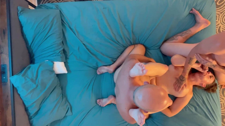 Island Boy Vids: Melanie Hicks bị mắc kẹt giữa hai con cu