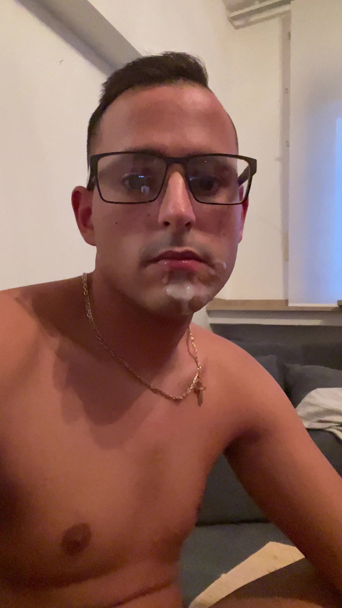Twinkboy82: ドイツのイケメンはディルドで彼のお尻をファックし、彼の口の中で絶頂