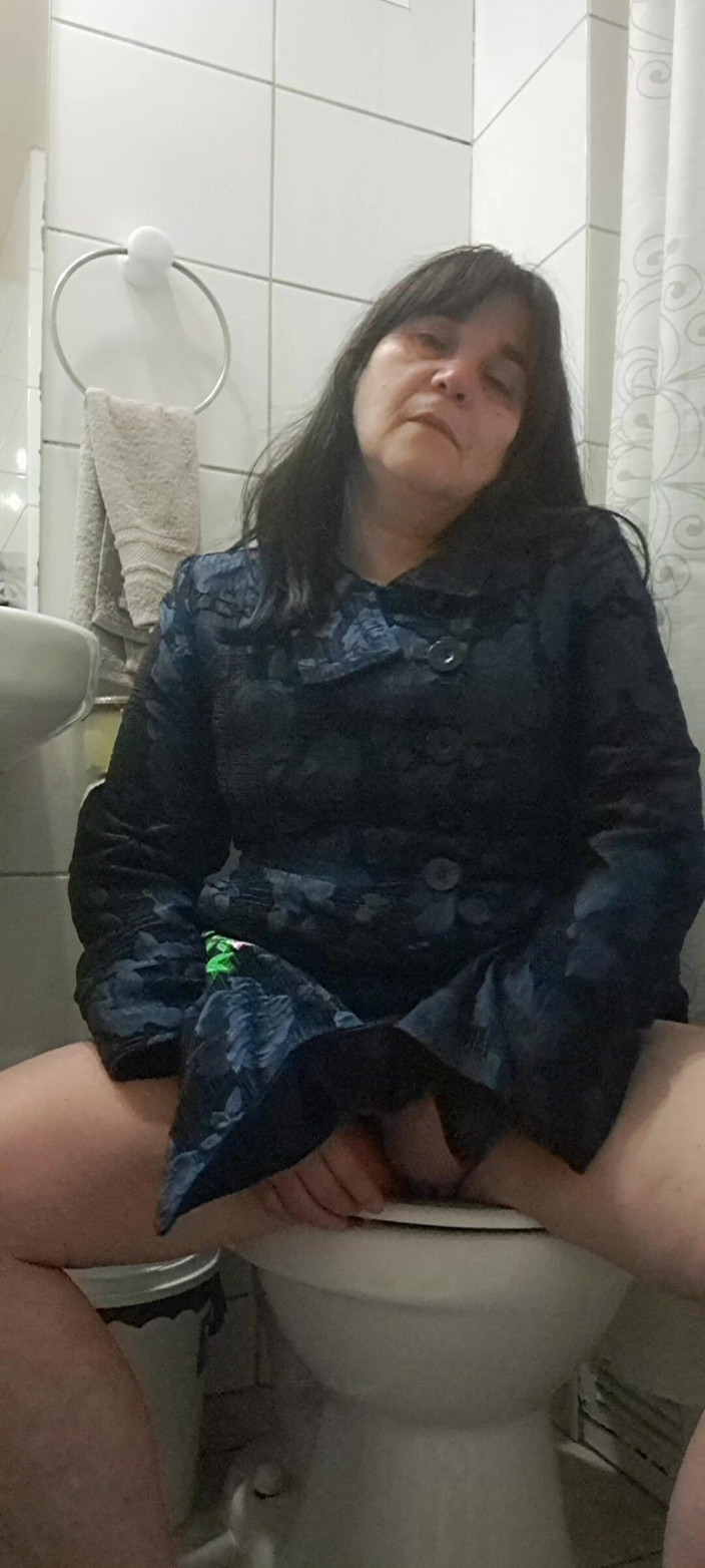 Mommy big hairy pussy: MILF Telanjang Di Bawah Kot Untuk Keluar
