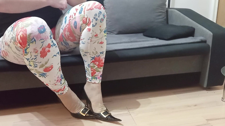 High Heels Kingdom: Crossdresser penzoloni in pelle nera sexy tacchi a punta di...