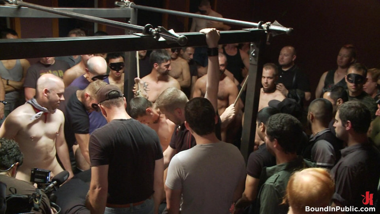 Bound in public: Sessão ao vivo: Dirk Caber e 200 Homens Com Tesão na...