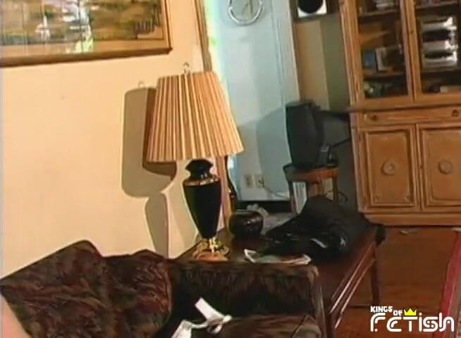 Family Role Playing: Une brune se fait pénétrer la chatte et le cul...