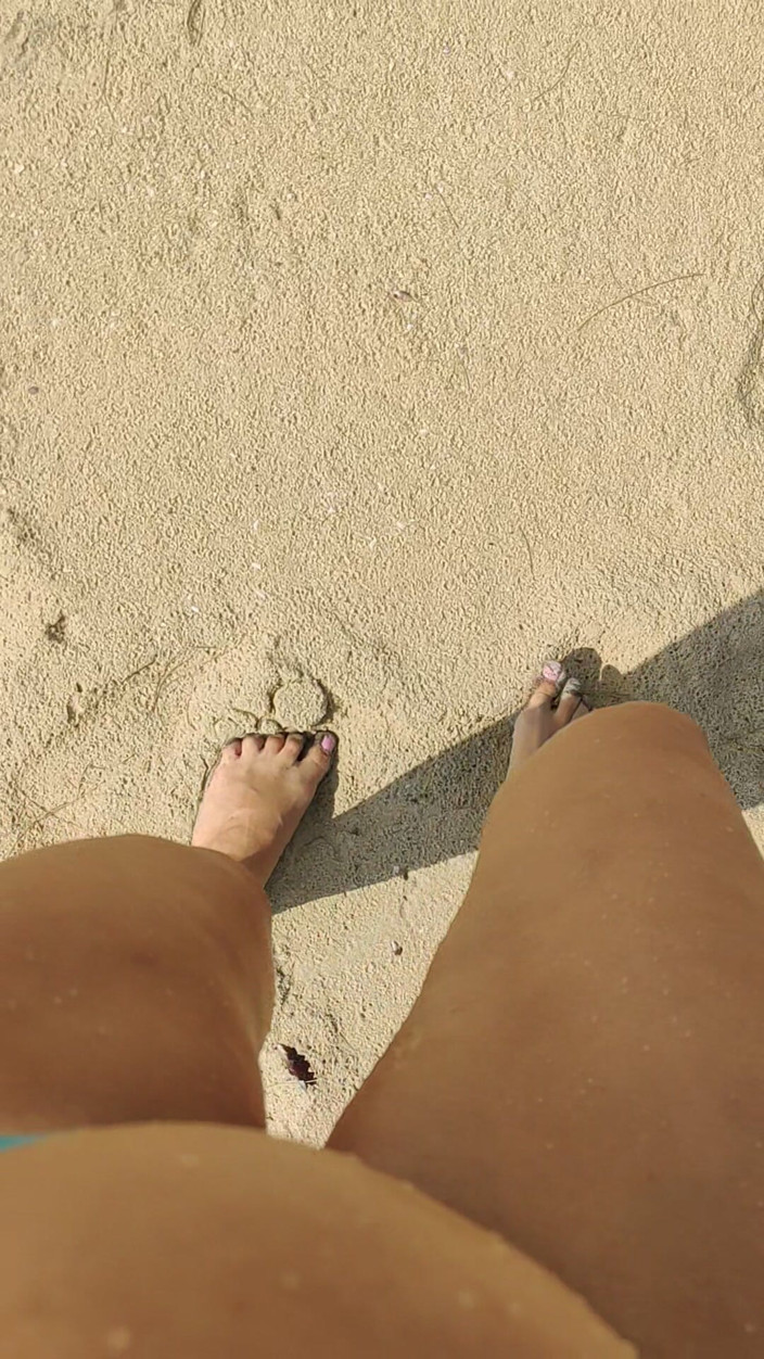 Abella Love: Sensual xixi em primeiro plano: mijando na praia depois de...