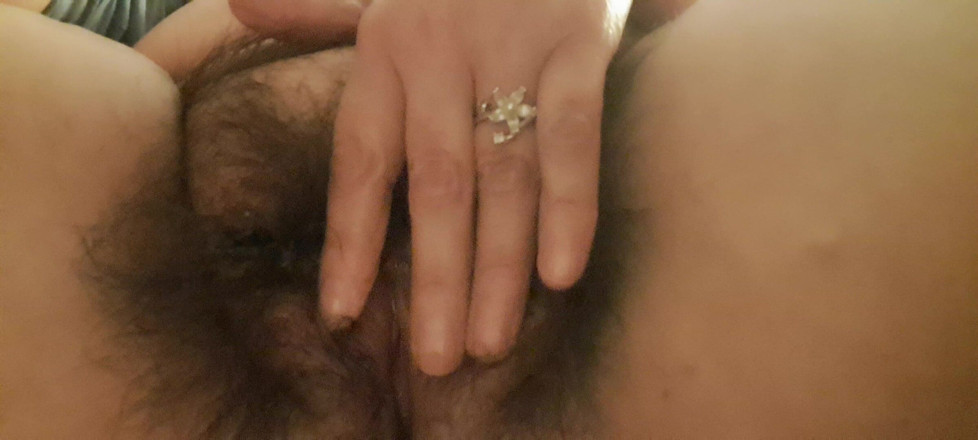 Mommy big hairy pussy: 一个熟女婊子的多毛张开的阴道