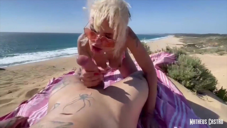 Matheus Castro: Je baise un touriste latina sur une plage naturiste publique...