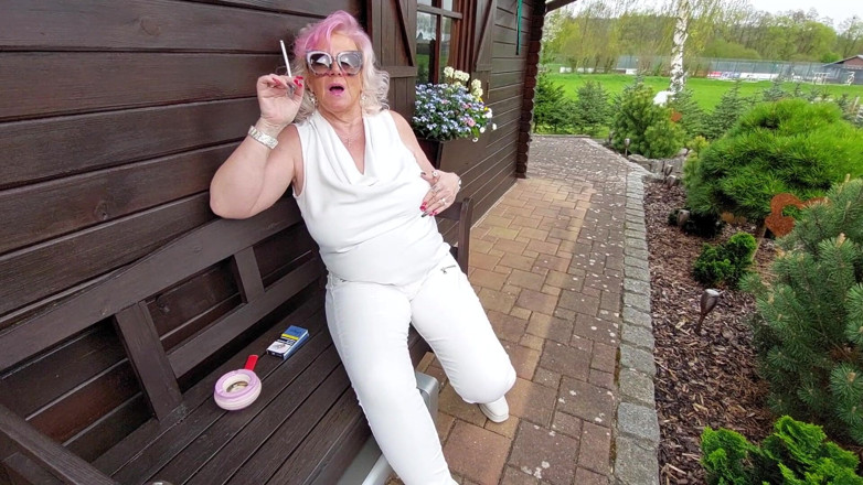 PureVicky66: Une mamie qui fume se masse les seins à l’extérieur