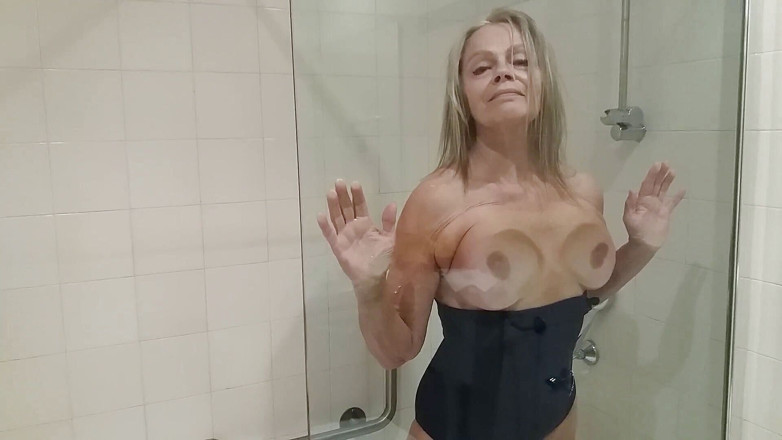 martinawest: Martina en la ducha