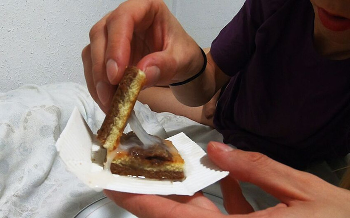 Ane Get Horny: Pancutan mani pada fetish makanan - makan kek kecil dengan air...