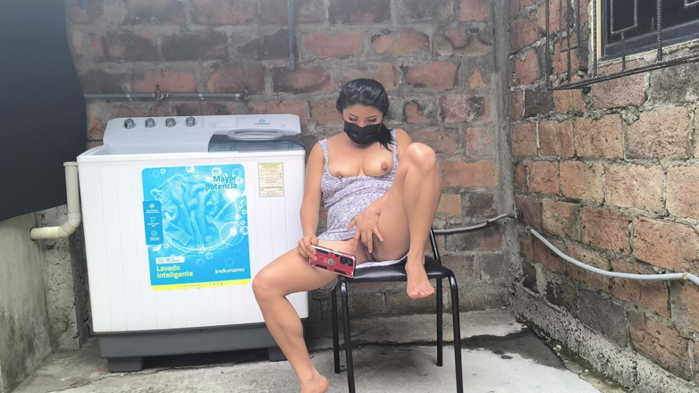 NEGRITA SEXY: Chola tetona y hogareña juega con su dulce vagina popular