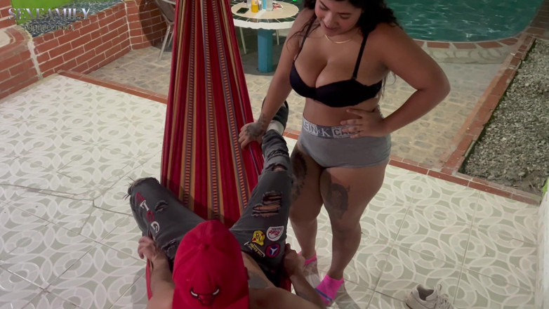 Bigboobssex: Une conversation très excitée avec ma demi-sœur indienne se termine...
