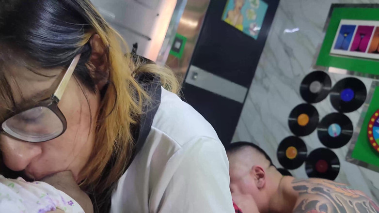 Crystal Phoenix: Dos Mariquitas Se Follan a Un Hombre Tatuado