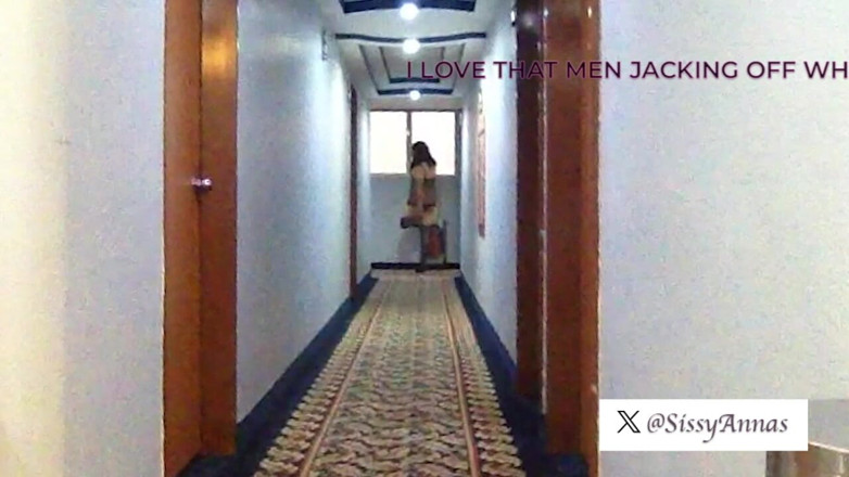 Sissy Anna Sophia: Pelacur Eksibisionis Sissy Di Lobi Hotel