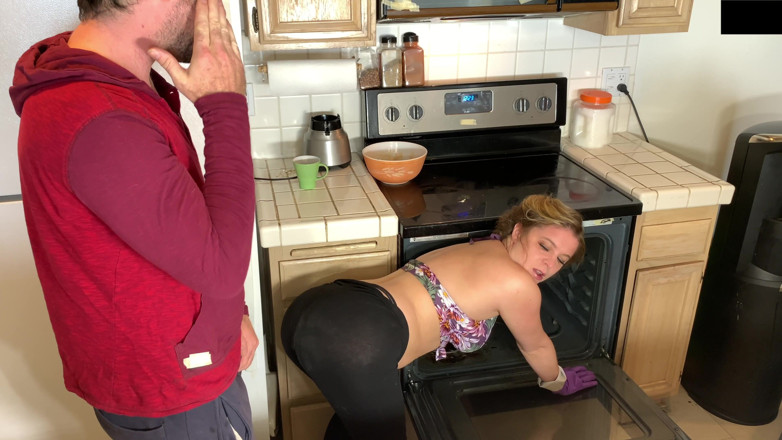 Erin Electra: Madrastra En La Cocina Toma La Polla Del Hijastro Después...