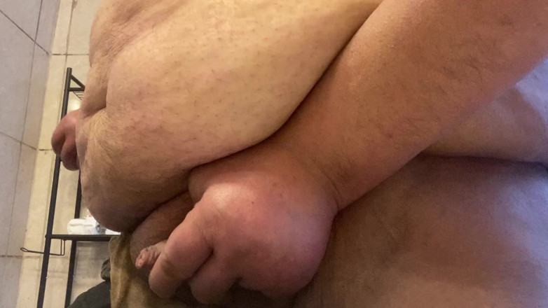 Chubbytits16: Mă joc cu pula mea mică