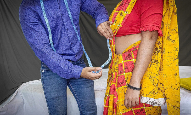 Riya Bonguus: Desi bhabhi Riya wurde von einem kleiderschneider gefickt, nachdem er...