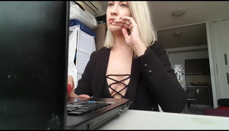 Erotic Tanya: Sekretärin furzt in high heels