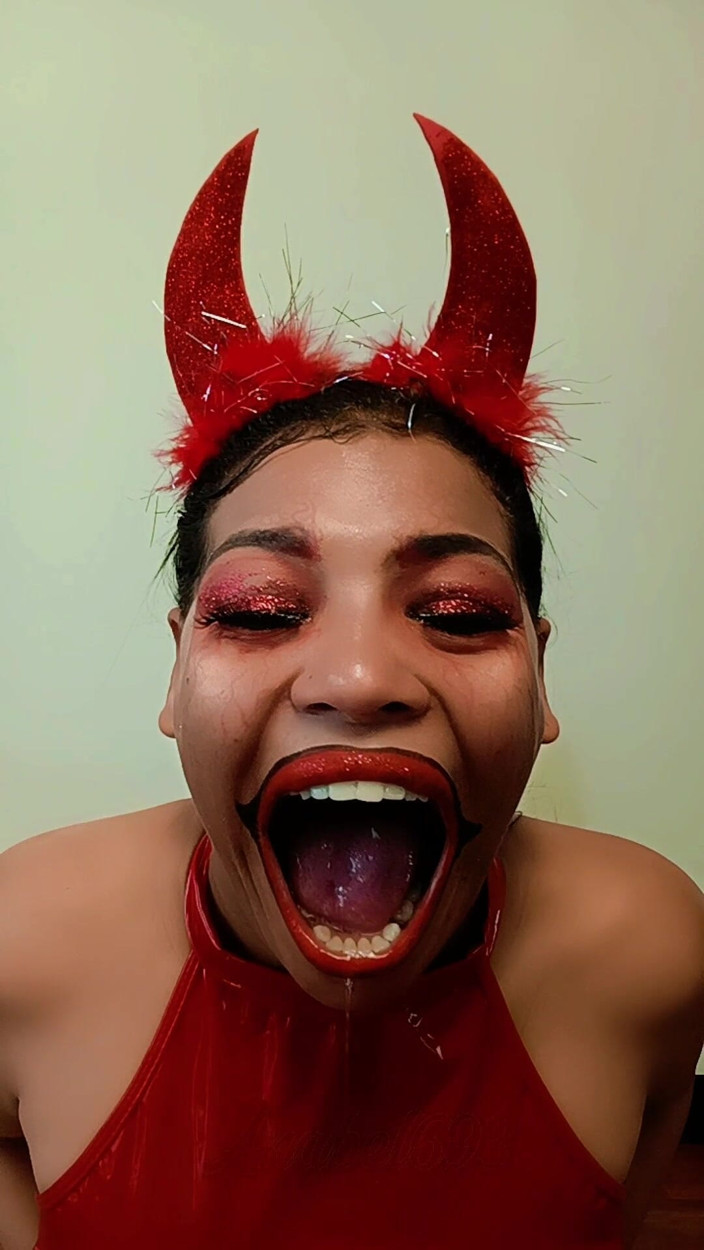 anabel693: Il diavolo yawns fortemente