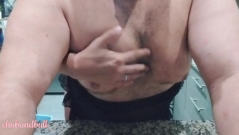 Chub_Bull: gaay ke stanon ka maja le rahe hain