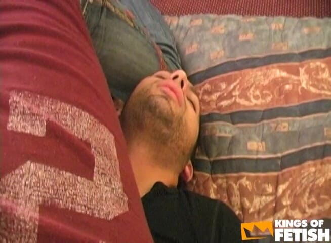 Gay Diaries: boodhi aur javaan dost land ko sahlaane men maja lete...