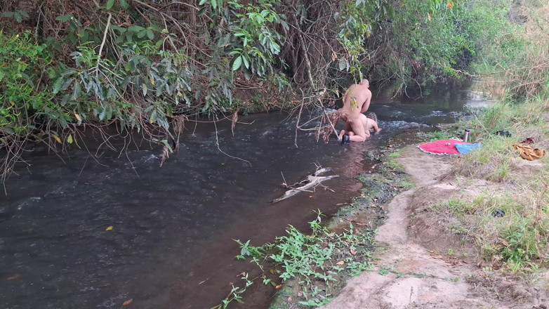 Gabi SweetCouplesStories: Незнайомців спіймали за сексом біля водоспаду.