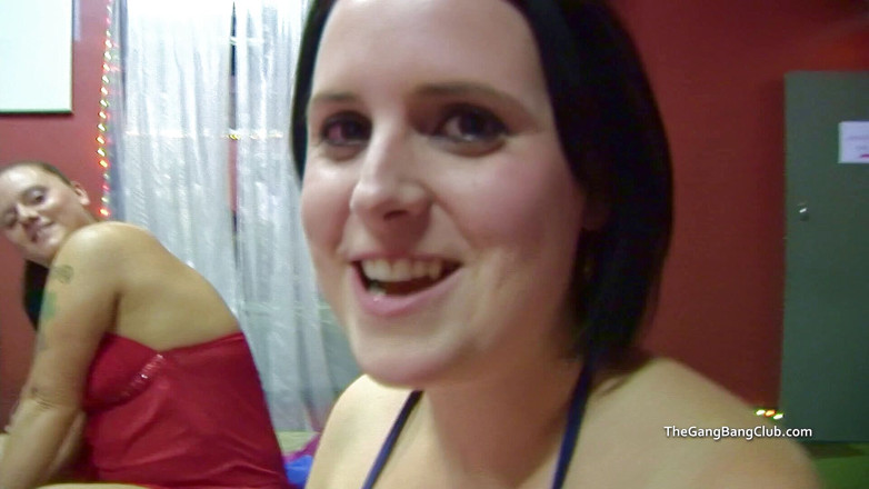 The Gangbang Club: Cumming en Sarah ancho culo