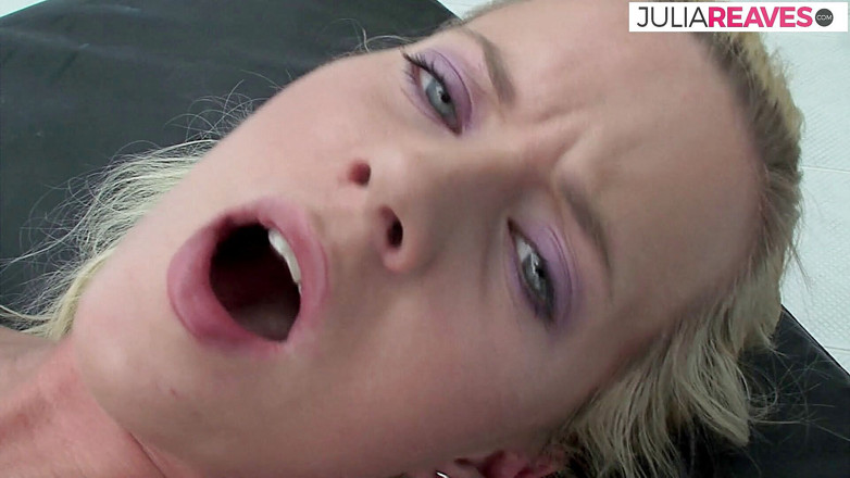 Watch me DEEPTHROAT: Heiße blondine würgt auf einem riesigen dildo und reitet dann...