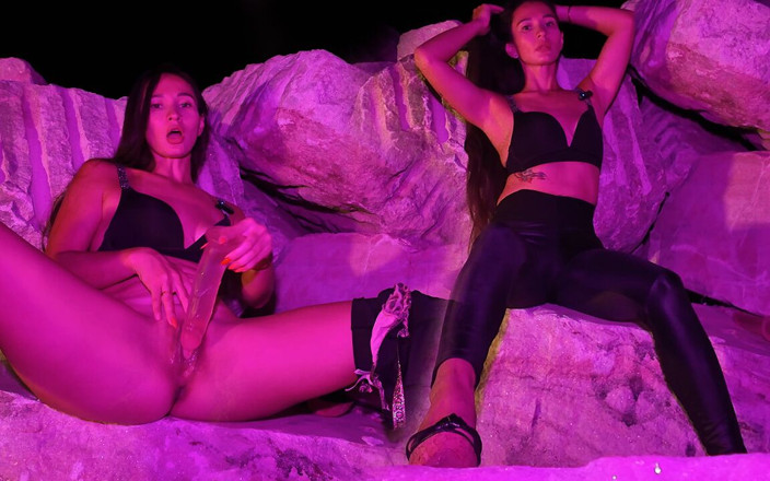 PassionBunny: Orgasmes Parfaits Par Des Déesses Super Sexy Avec Un Gode