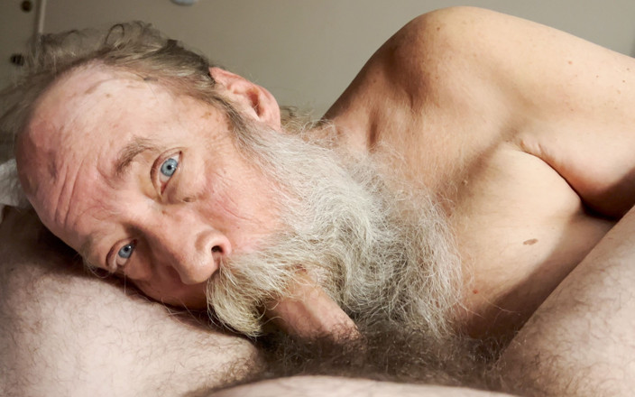FuzzyBeardBoy: Un papa ours suce et adore la bite d’un petit...