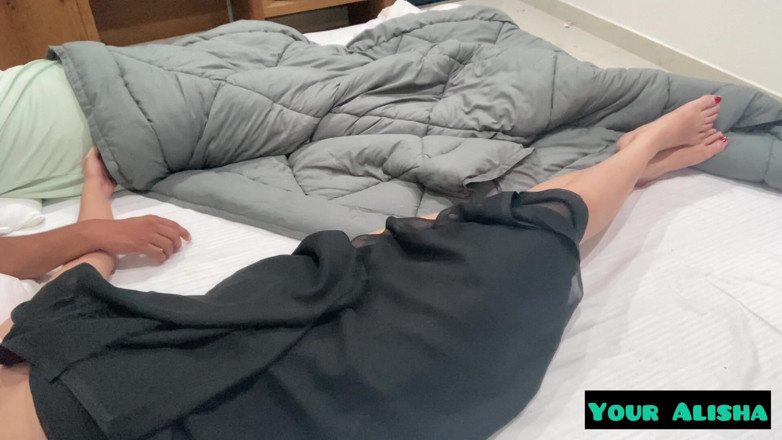 Your Alisha: Stiefsohn und stiefmutter teilen sich ein bett in einem hotelzimmer...