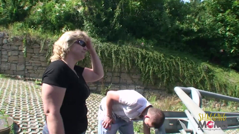 Shagging Stepmoms: Blondynka dojrzała suka na wysokich obcasach dmucha kutasa i zostaje...