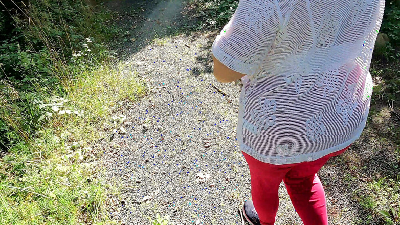 Bouncy Tits Action: Plesnindu-și vaginul gol pe masa de picnic