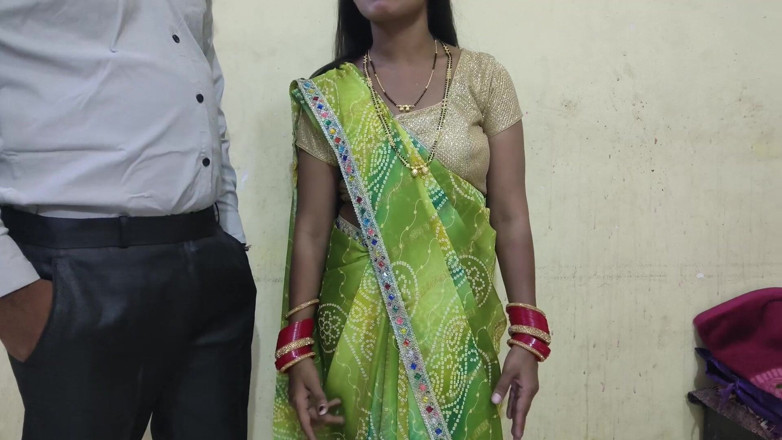 Mumbai Ashu: Desi Bhabhi stava andando da qualche parte indossando un saree,...