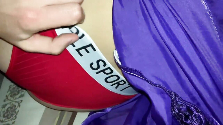 MaybeNatty: La fille en culotte rouge écarte les cuisses. Une fille juteuse...