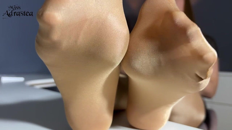 Miss Adrastea: Tu seras mon esclave aux pieds en nylon !