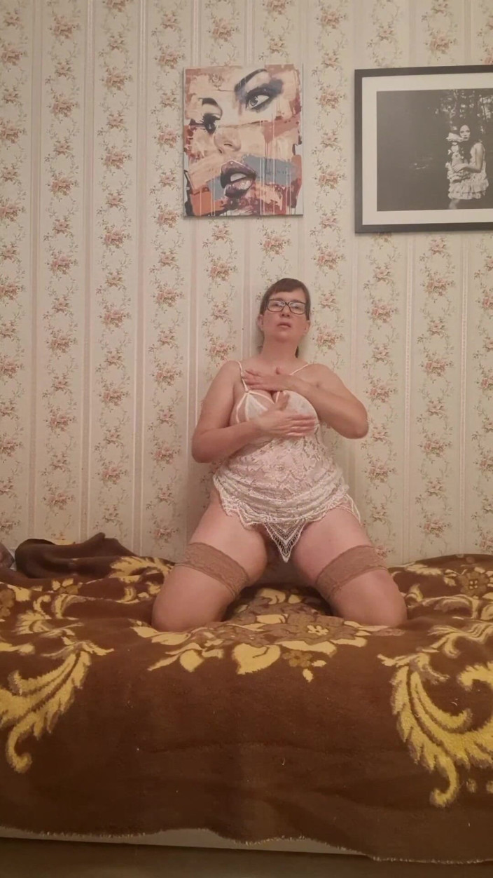 QueenJoo: Dansen, masturberen, orgasme en harige kut van dichtbij