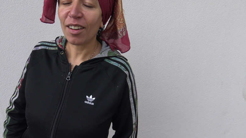 Souzan Halabi: Beurette gibt einem fremden während ihrer pause im supermarkt einen...
