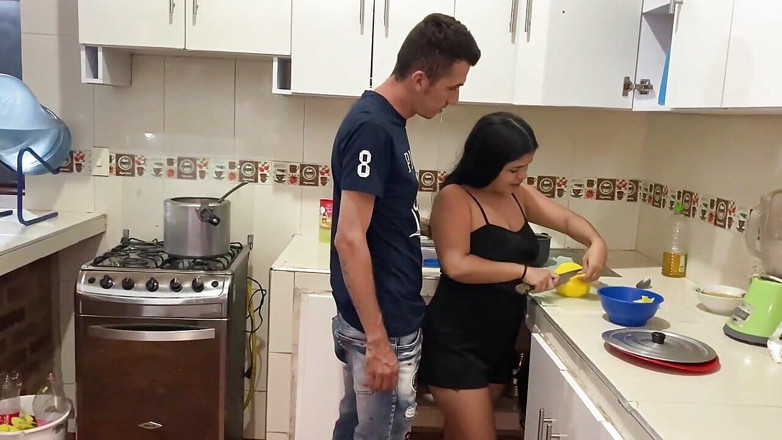 SAMANTA: Šukám svého nevlastního otce v kuchyni, když je moje macecha...