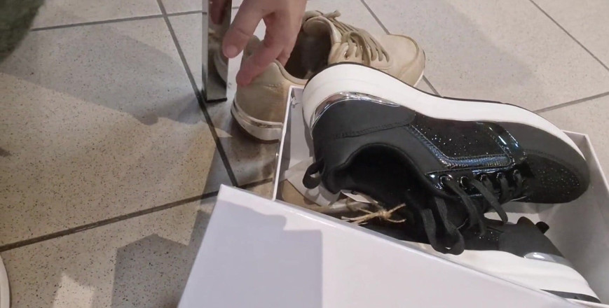 Nicoletta Embassi: Pieds sheer et nouvelle basket