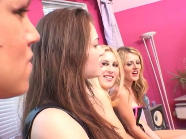 Girl on Girl: Група лесбіянок займається хардкорним сексом з іграшками