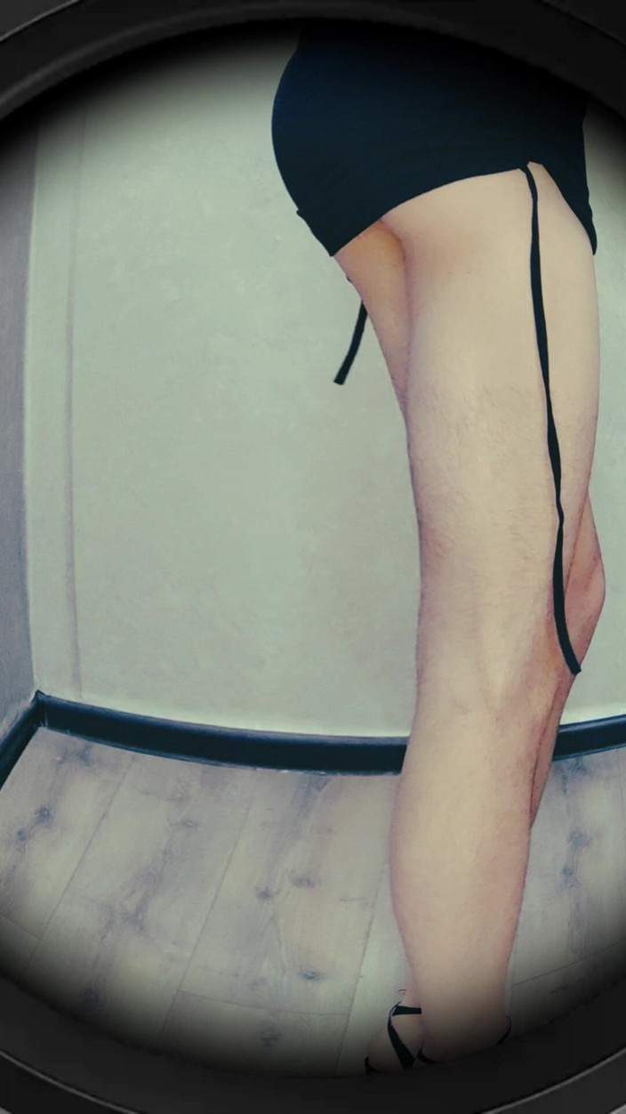 Lana Cross: 집 안을 혼자 걷습니다