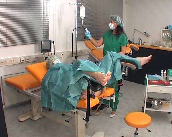 Rubber & Clinic Studio - 1ATOYS: Asistentă în ținută de chirurgie verde