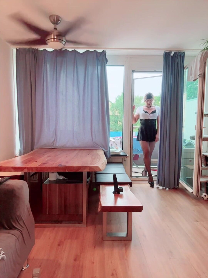 SissyDaniella: Kadın kılıklı işten eve geliyor