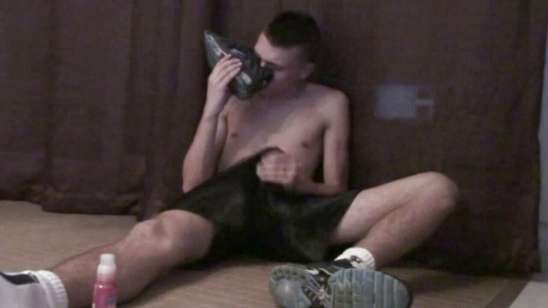 Sneaker gay: Masturbation sniffing sneakers