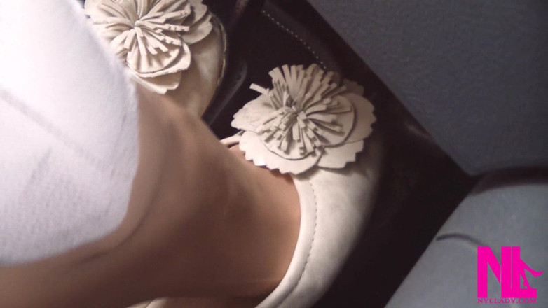 Nyllady: Reving lembut dan mengepam pedal yang halus di flat beige...