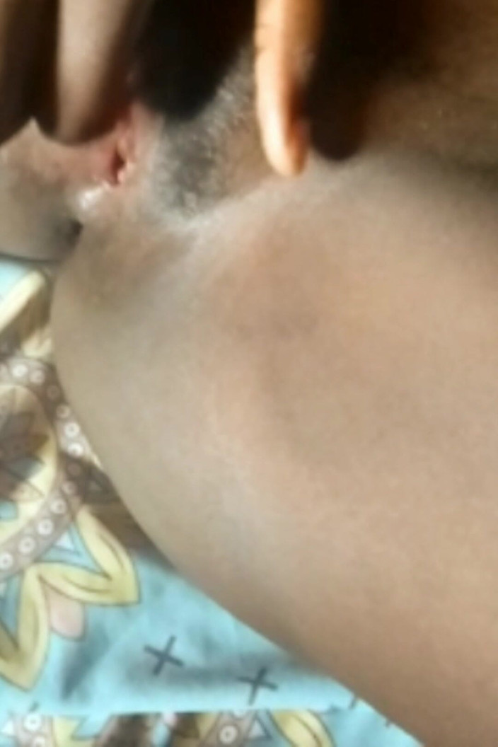 Dick sucker: Joven ugandan masturbándose parte 1