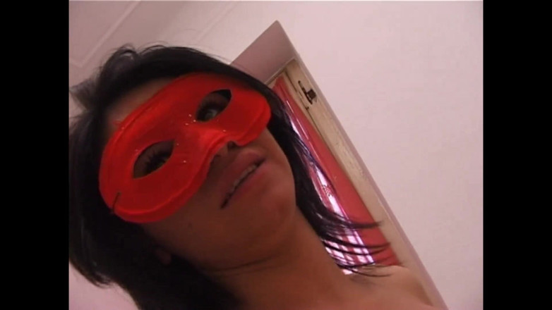 My Dirty Family: Cagna amatoriale con maschera prende il grosso cazzo!