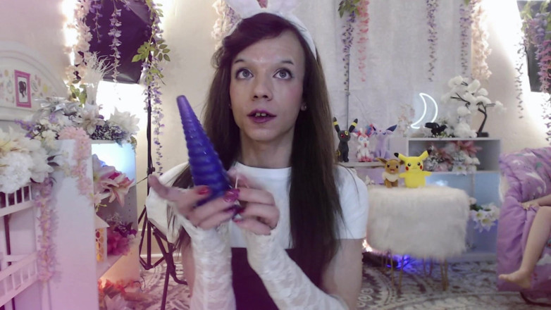 XxHayleeMariexx: Покоївка-зайчик розтягує свою тугу дупу величезною іграшкою!!