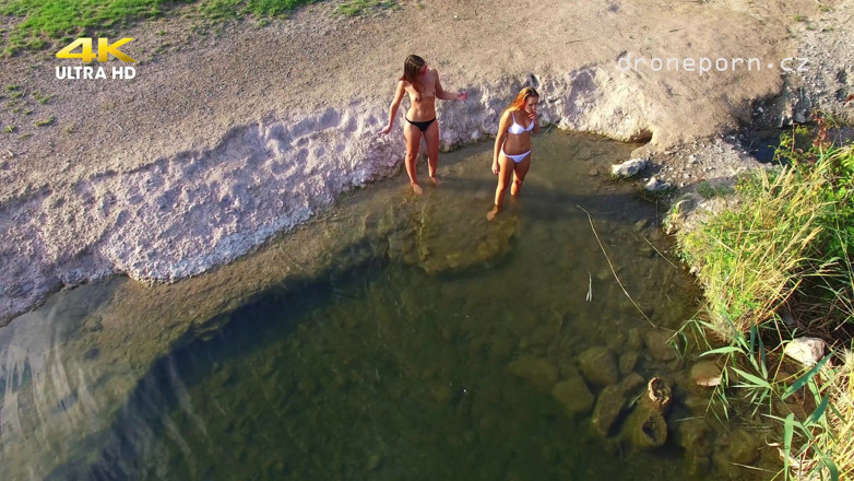 Peaches and Bananas: Teenager sulla spiaggia nudista filmata da Un Drone